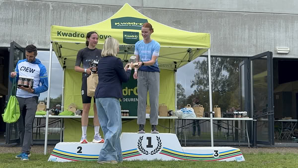 Podium onder de tent van KwadrO Ninove.