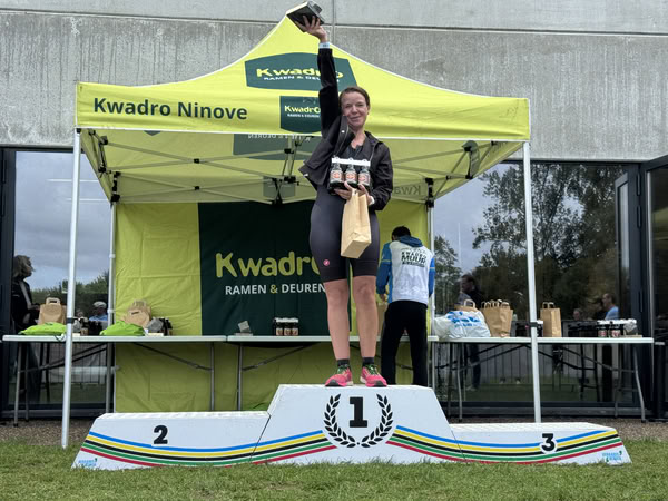 Podium onder de tent van KwadrO Ninove.