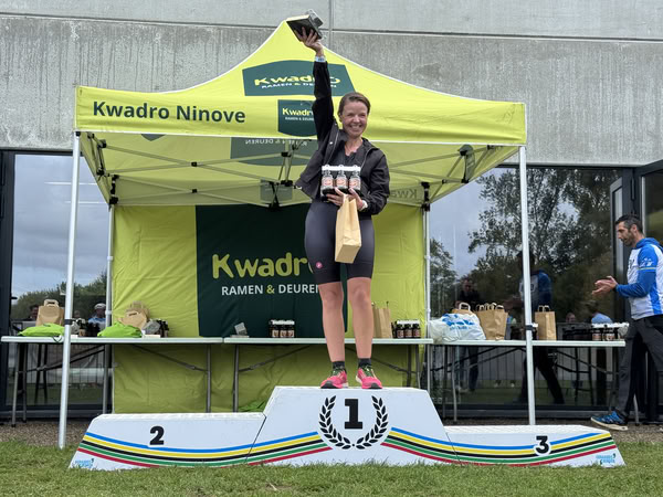 Podium onder de tent van KwadrO Ninove.