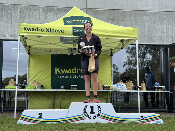 Podium onder de tent van KwadrO Ninove.