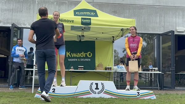 Podium onder de tent van KwadrO Ninove.