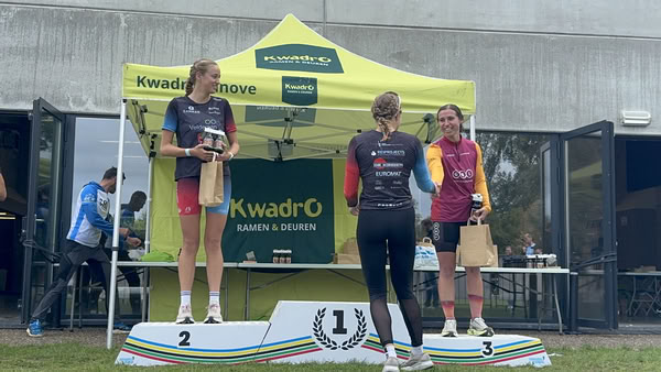 Podium onder de tent van KwadrO Ninove.