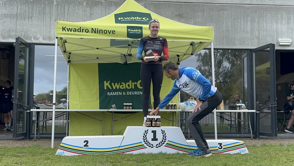 Podium onder de tent van KwadrO Ninove.