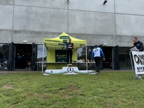 Podium onder de tent van KwadrO Ninove.