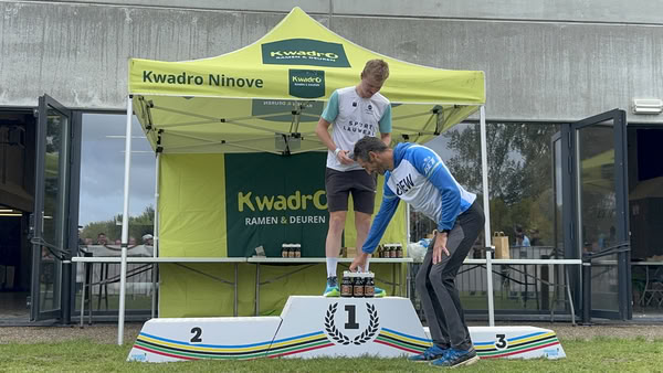 Podium onder de tent van KwadrO Ninove.
