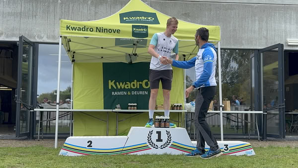 Podium onder de tent van KwadrO Ninove.
