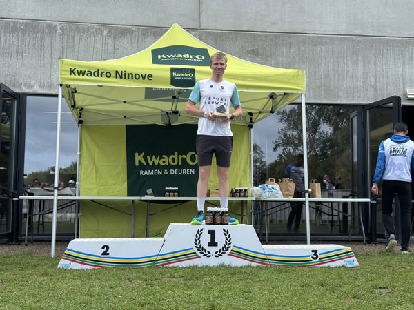 Podium onder de tent van KwadrO Ninove.