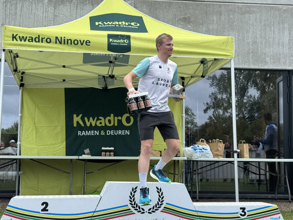 Podium onder de tent van KwadrO Ninove.