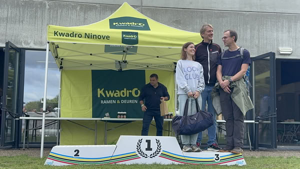 Podium onder de tent van KwadrO Ninove.