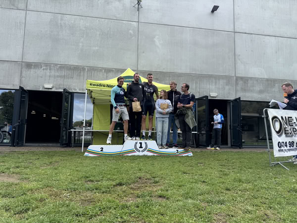 Podium onder de tent van KwadrO Ninove.