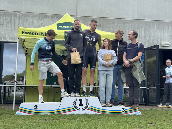 Podium onder de tent van KwadrO Ninove.