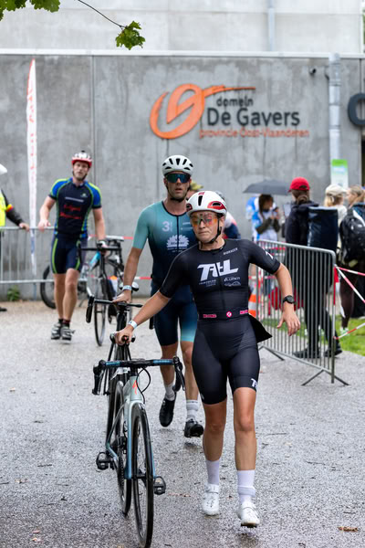 Een deelnemer op het fietsparcours.