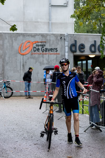 Een deelnemer op het fietsparcours.