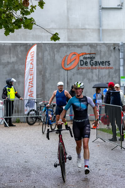Een deelnemer op het fietsparcours.