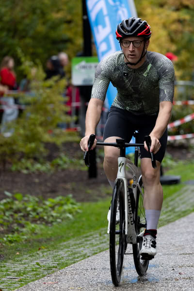 Een deelnemer op het fietsparcours.