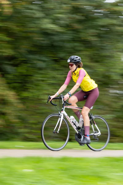 Een deelnemer op het fietsparcours.