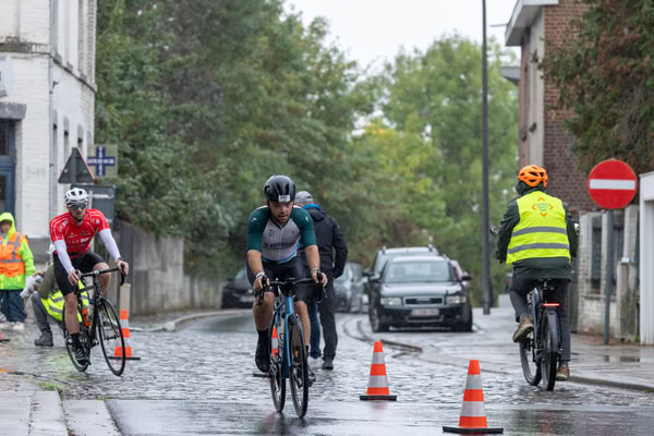 Een deelnemer op het fietsparcours.