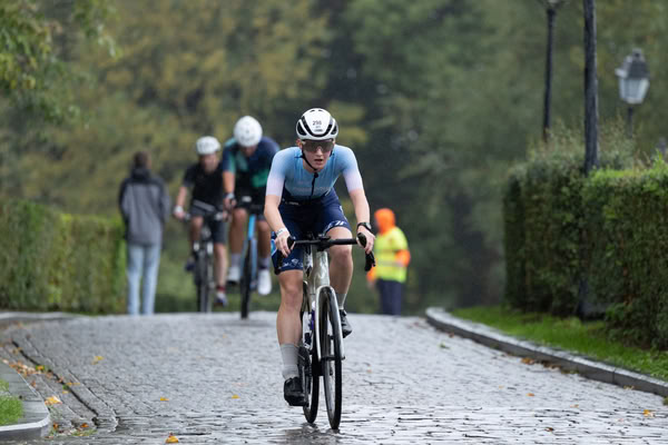 Een deelnemer op het fietsparcours.