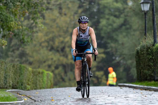 Een deelnemer op het fietsparcours.