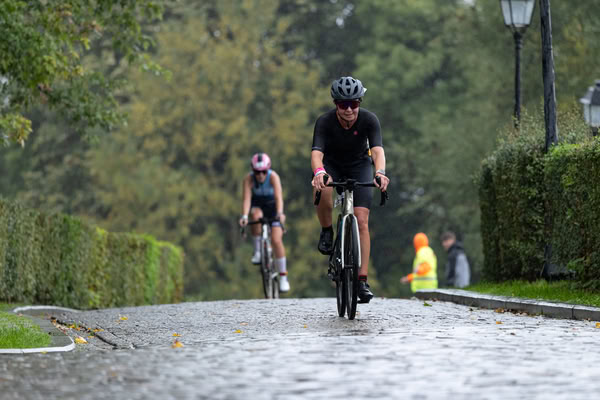 Een deelnemer op het fietsparcours.