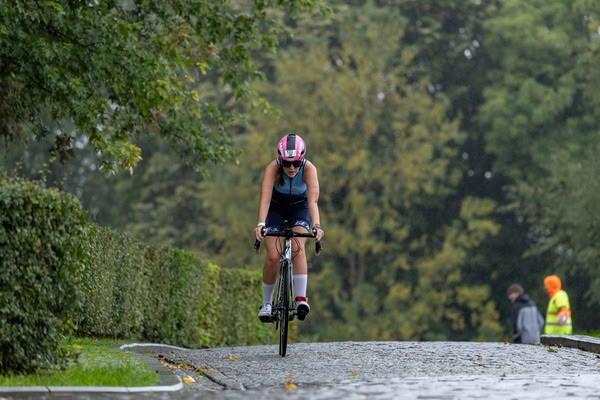 Een deelnemer op het fietsparcours.