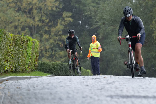 Een deelnemer op het fietsparcours.