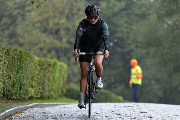 Een deelnemer op het fietsparcours.