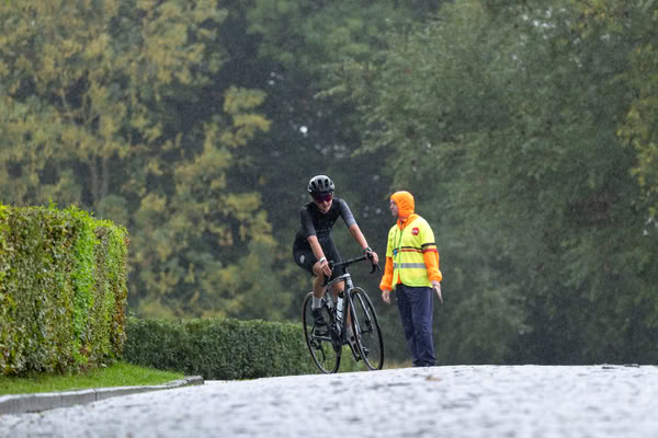 Een deelnemer op het fietsparcours.