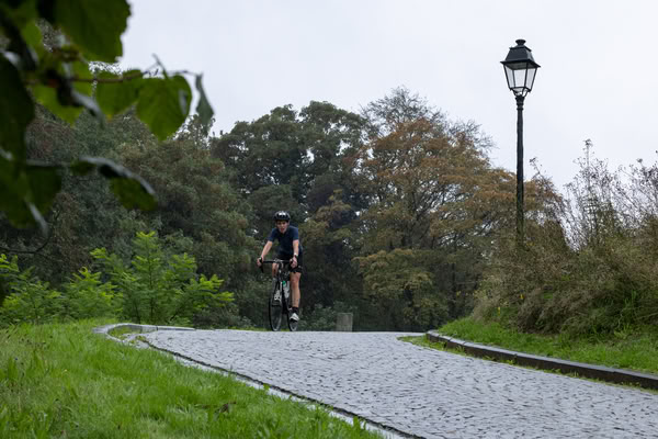 Een deelnemer op het fietsparcours.