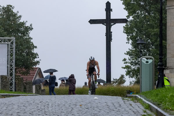 Een deelnemer op het fietsparcours.