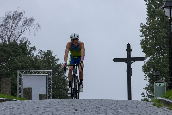 Een deelnemer op het fietsparcours.