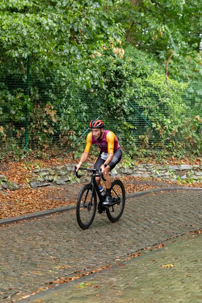 Een deelnemer op het fietsparcours.