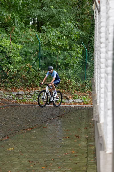 Een deelnemer op het fietsparcours.