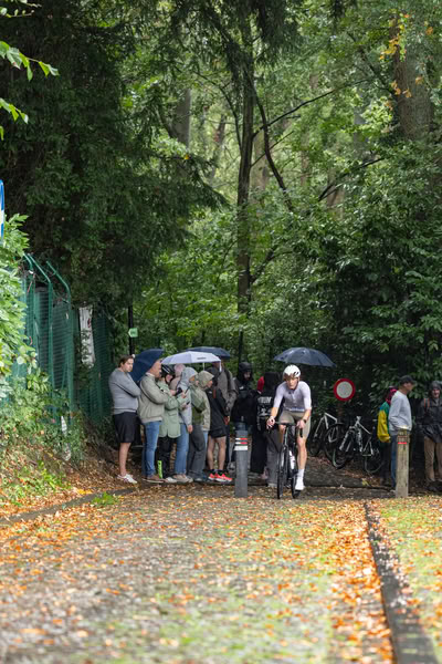 Een deelnemer op het fietsparcours.