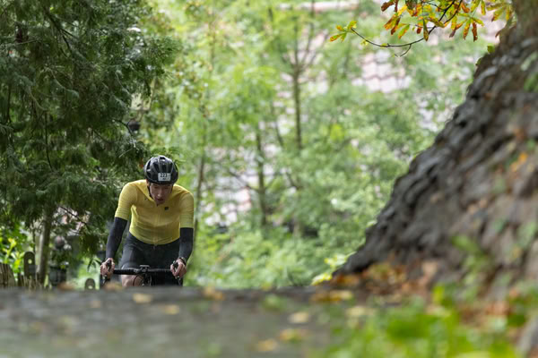 Een deelnemer op het fietsparcours.
