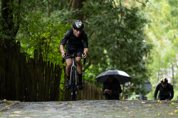 Een deelnemer op het fietsparcours.