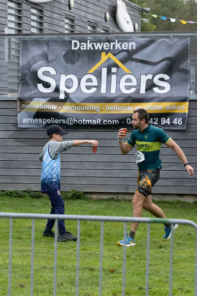 Een deelnemer op het looprondje langs het water van De Gavers.