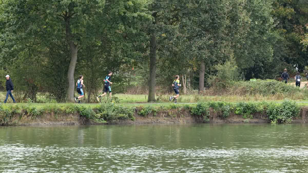 Een deelnemer op het looprondje langs het water van De Gavers.