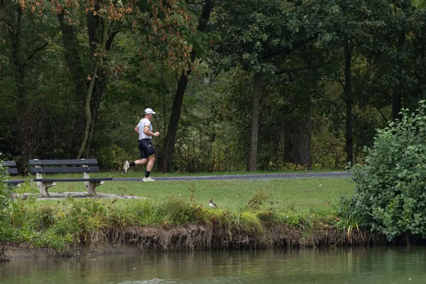 Een deelnemer op het looprondje langs het water van De Gavers.