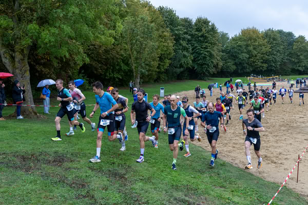 Een deelnemer op het looprondje langs het water van De Gavers.