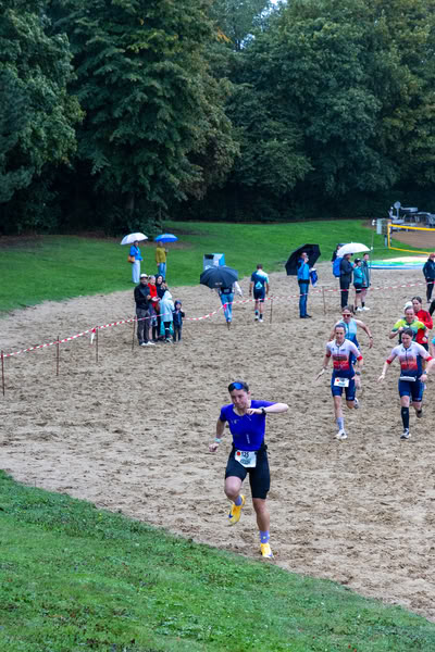 Een deelnemer op het looprondje langs het water van De Gavers.