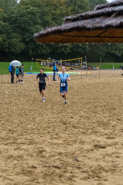 Een deelnemer op het looprondje langs het water van De Gavers.