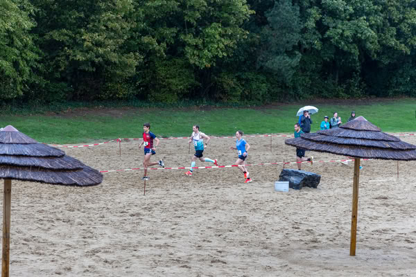 Een deelnemer op het looprondje langs het water van De Gavers.