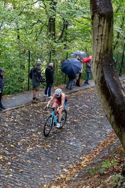 Een deelnemer op het fietsparcours.