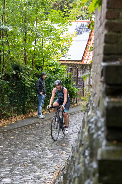 Een deelnemer op het fietsparcours.