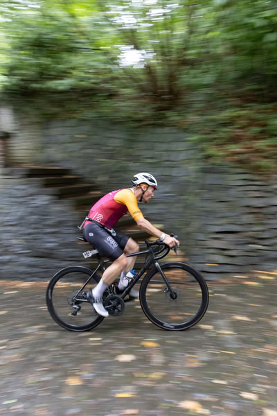 Een deelnemer op het fietsparcours.