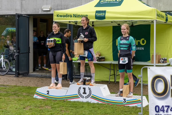 Podium onder de tent van KwadrO Ninove.