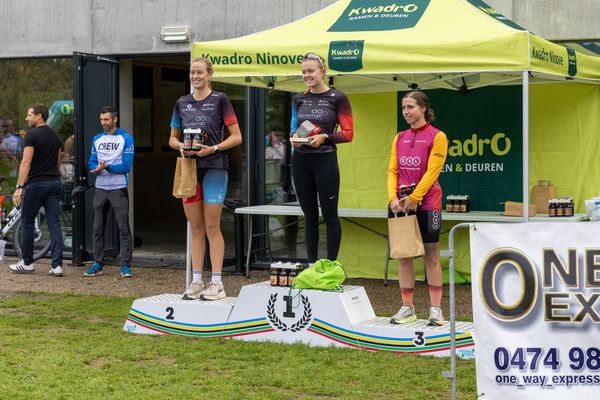 Podium onder de tent van KwadrO Ninove.